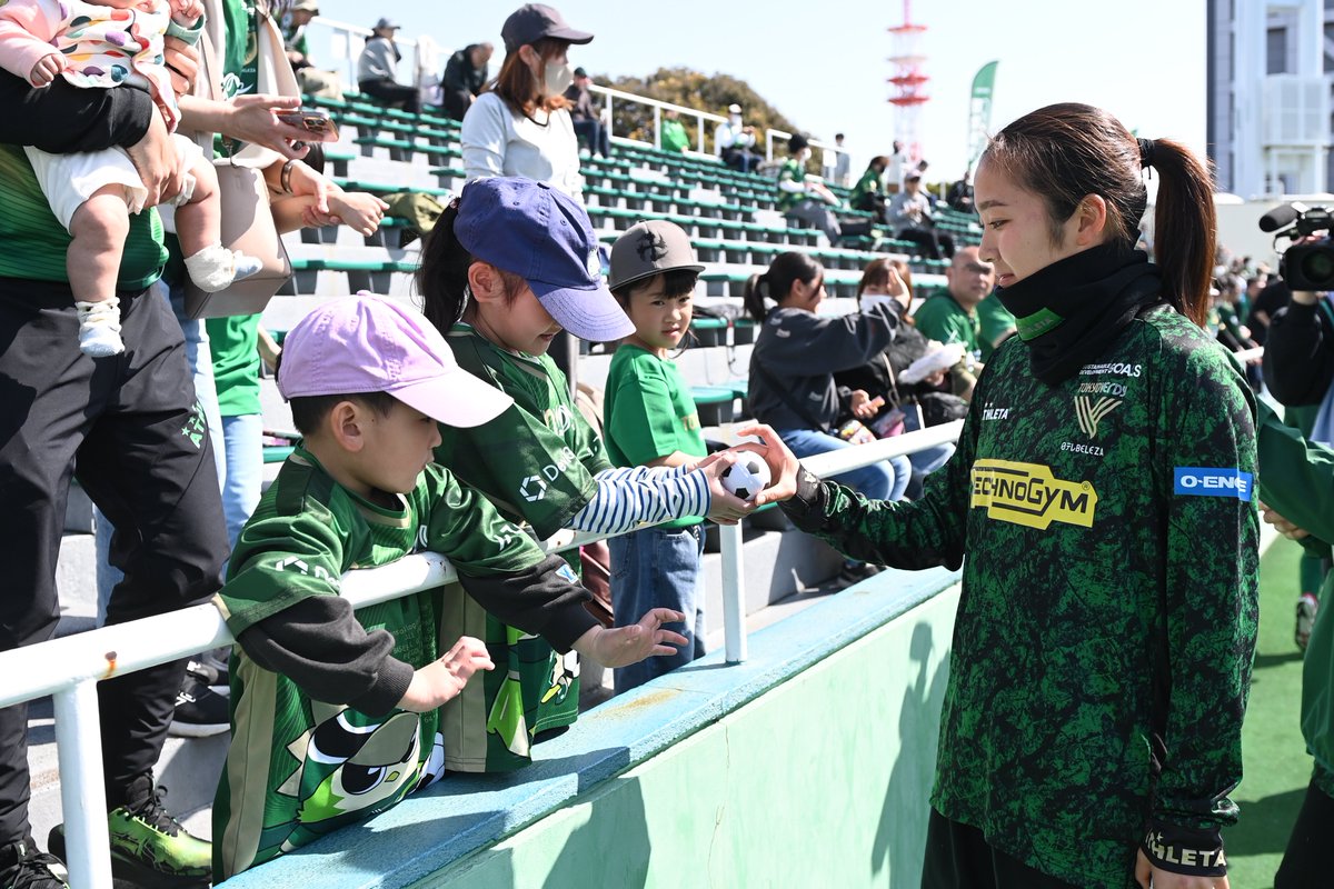 ダイレクトボール GETチャンス⚽️ アップ前、選手たちからサイン