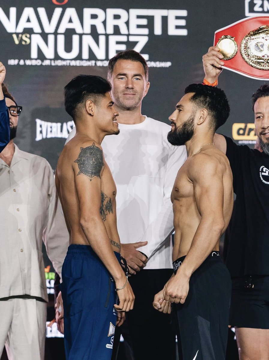 ESTELAR DESDE LA DESERT DIAMOND ARENA.
En una unificación de los cinturones mundiales IBF&amp;WBO del peso superpluma, el mexicano Emanuel “Vaquero” Navarrete (39-2-1) se enfrenta a su compatriota, Eduardo “Sugar” Núñez.