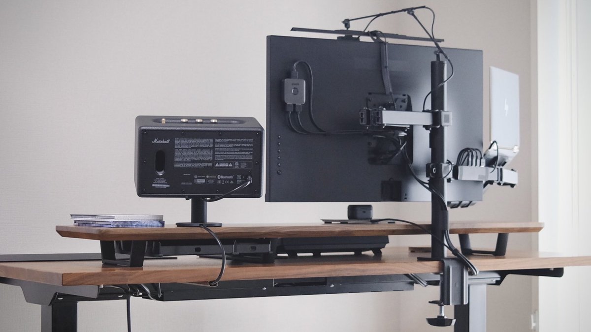 nczat's tweet image. Desksetup 2026.03.01

変化点
・Nintendo Switch Dock 追加
・KVM スイッチ追加

基本仕様
・3DPフル活用により多機能とスッキリ感を両立
・適所で配線を束ねることで配線マウントレス

デスクレシピ、デスク配線図も更新
#desksetup #deskrecipe #deskdiagram