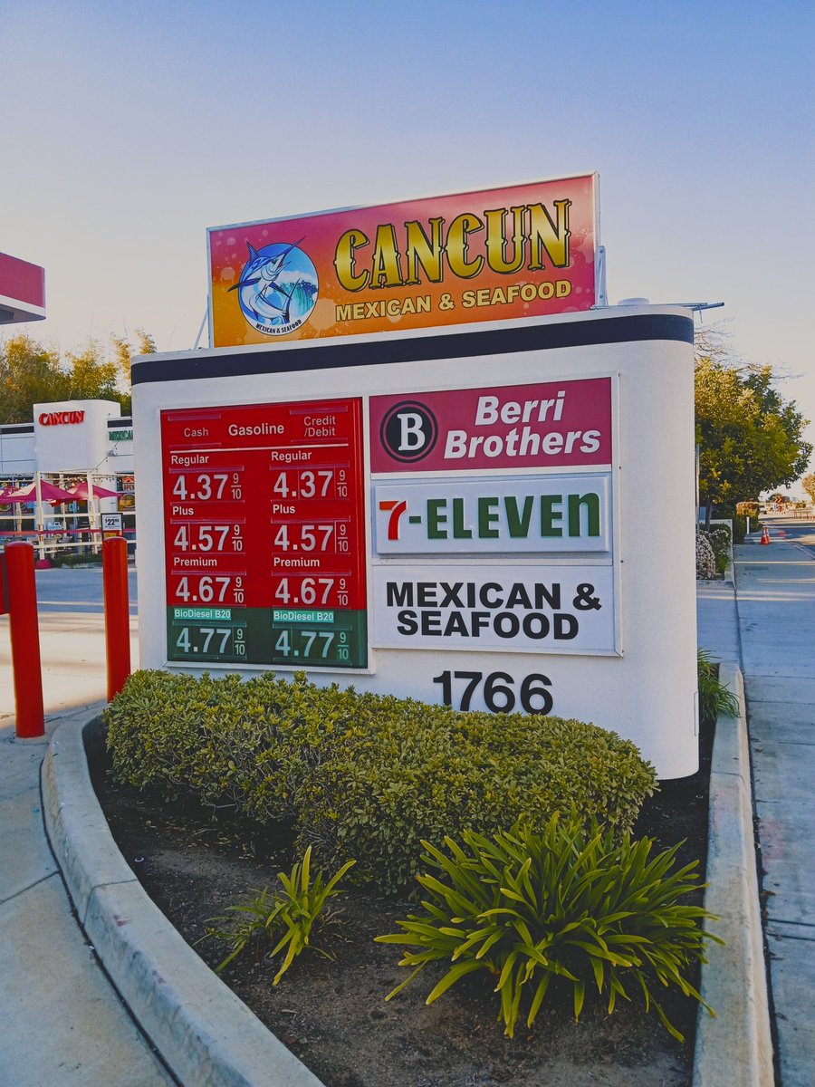 RyanBiddulph's tweet photo. I did 2 hours of afternoon cardio from about 4:00 to 6:00 today. 

I mixed up a power walk and jog up to Carlsbad then back to Encinitas. 

I feel spoiled rotten with temperatures in the low 70s and abundant sunshine here in the winter time. https://t.co/V046ZPvenu