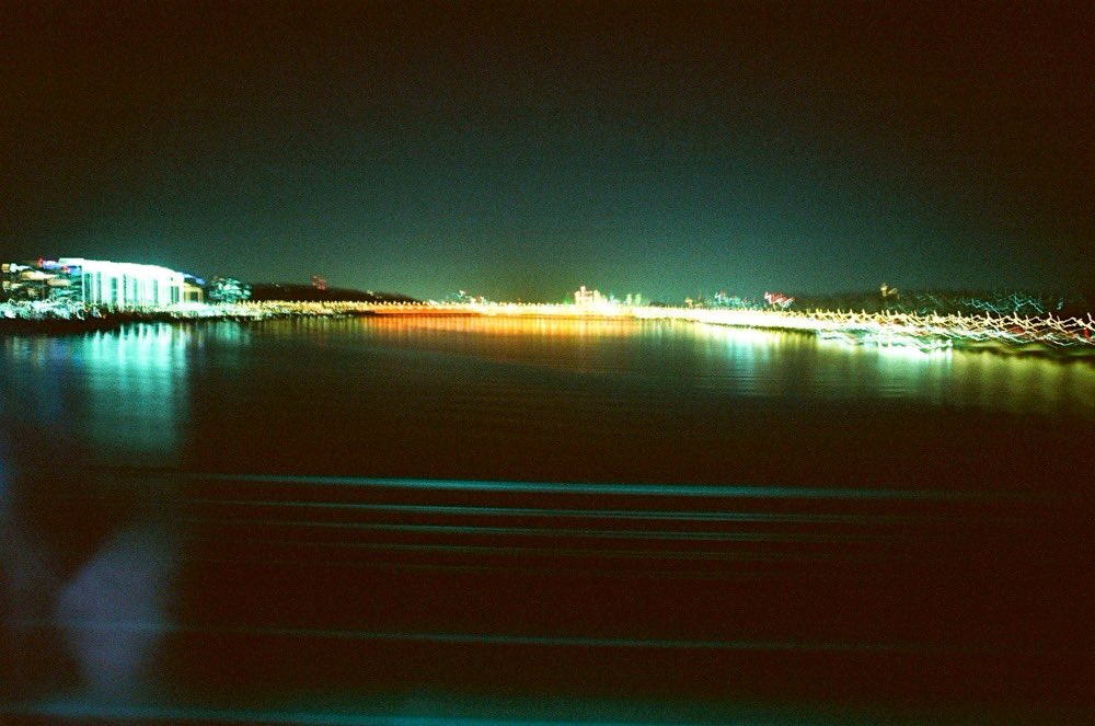 本日3/1、最終日です🎆
雑誌『写真』vol.8刊行記念 <a href="/ShaShinMagazine/">雑誌「写真」｜Sha Shin Magazine</a>  坂本陽個展「Telescope」
会期：2026年1月30日（金）〜3月1日（日）
開館時間：水〜金　12：00〜19：00　土・日　12：00〜18：00
休廊：月曜日、火曜日、祝日（2月11日）
会場：ふげん社 <a href="/fugensha/">ふげん社｜FUGENSHA</a>  fugensha.jp