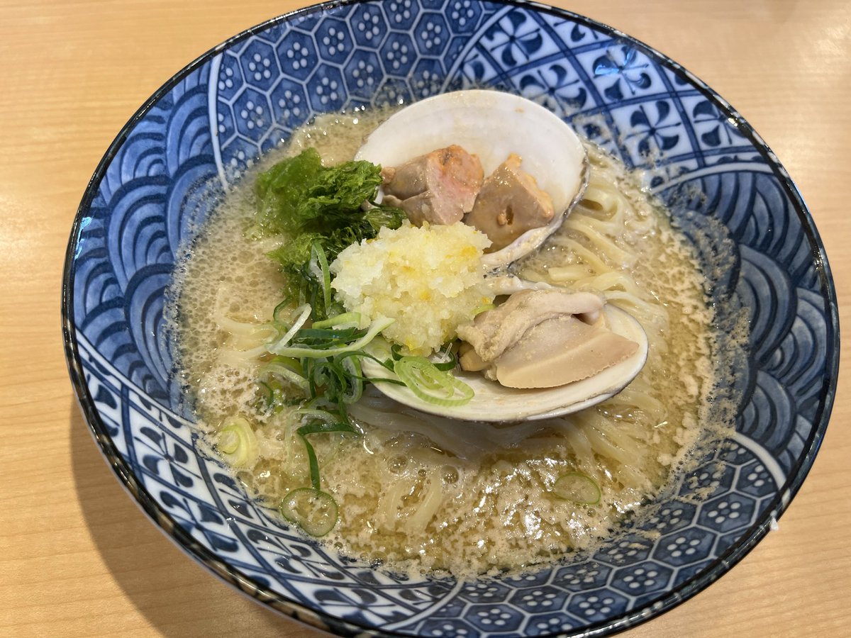 girogiro30fun's tweet photo. 㐂九家さん
特大はまぐりとあん肝の潮SOBA
日本酒

特大はまぐりこんにちは😃

貝出汁にあん肝の見事なマリアージュがされた潮スープ🍜
あん肝がまた日本酒とも合うんですわ🍶
あおさやおろしで味変もヨキ😋
通風も気にしない旨味が詰まったラーメン🍜

ゴチそうさまでした😄 https://t.co/SCPkwli1Q3
