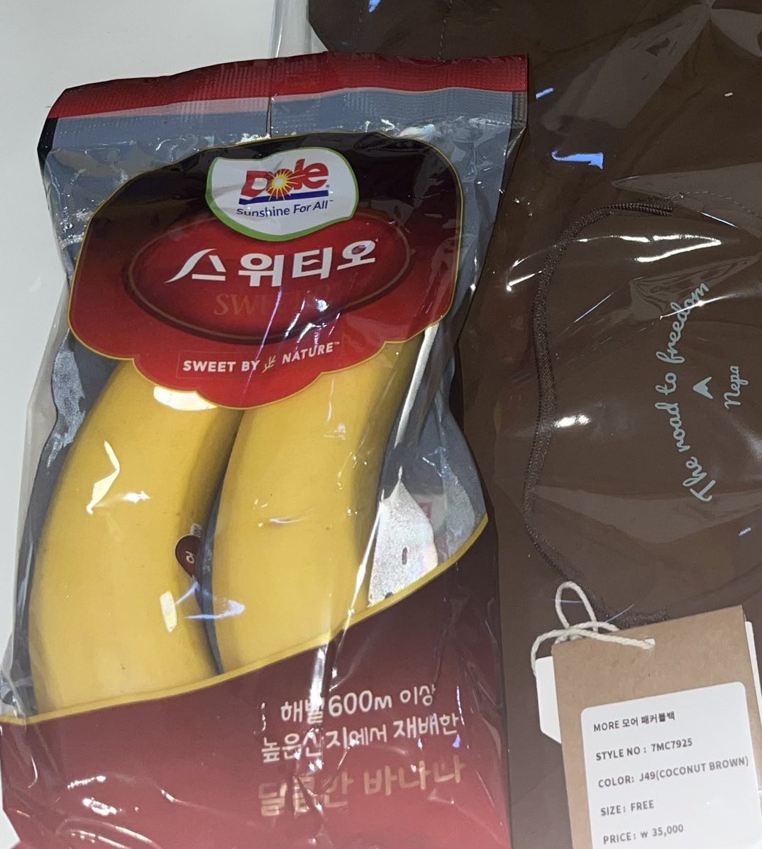is this how we find out yujin got a brand deal with DOLE.. (all of the gifts from todays show for inkigayo are from yujin’s brand deals)