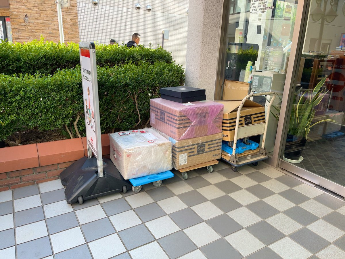 emt930st's tweet image. 今日はホーム商会さんまでクルマで行くなど

途中都筑パーキングエリアでナローポルシェが停まっているのを見かけたので、オーナーさんに「’72のSですね？」と話しかけたら、即ツーカーで話が噛み合い盛り上がった

暫し談笑して、’73Sを所有していた日々に思いを馳せて楽しかった
#911S #ホーム商会