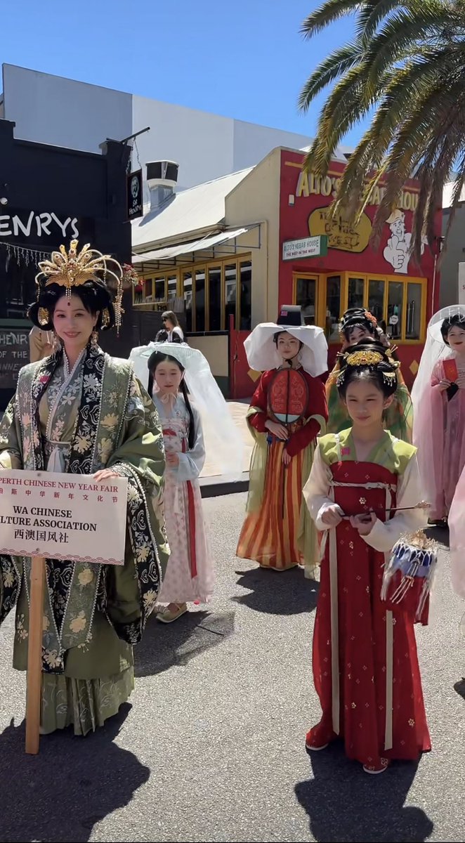 AmazingHanfu's tweet image. At the #ChineseNewYearFair in #Perth, a group of Chinese cultural enthusiasts dressed in flowing #Hanfu took to the streets in a festive parade, celebrating the #ChineseNewYear in style.
（via.Zhonghuahuiguan，Cathy Xu）