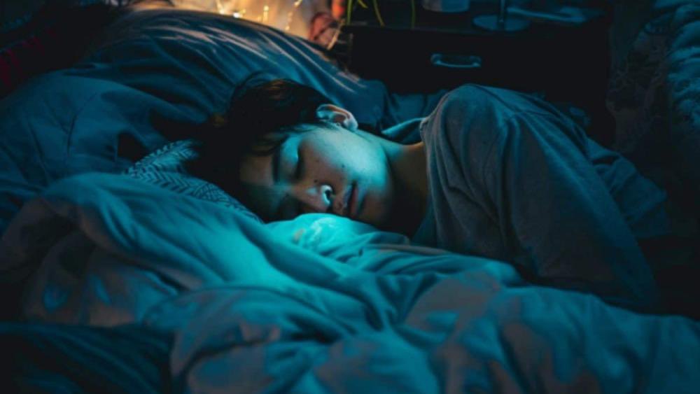 afrkml's tweet photo. Aku tau bbrp dari kita memilih “balas dendam” tidur selama Ramadan pas libur dg tidur berjam2, terutama setelah subuhan (termasuk aku).

Tp ingat! JANGAN melebihi total 9 jam dlm sehari!

Tidur berlebihan & tidur kurang sama2 berisiko buat kesehatan kardiovaskular & metabolikmu.

Penelitian ttg ini sdh banyak banget.

Misal km malamnya sdh tidur 4 jam, lalu bangun utk sahur & subuhan, lalu paginya tidur lg, pastikan jgn melebihi 5 jam agar gk over total durasi 9 jam dlm sehari

Meski umumnya pola tidur malam yg utuh lebih dianjurin buat ngejaga ritme sirkadian, pada kondisi Ramadan, split sleep kek gini gk masalah krn jadwal tidurnya emg bergeser.

Sisa waktunya bisa dipake buat olahraga (ringan–sedang) saat menjelang berbuka, atau klo mau latihan yg lebih berat biasanya optimal sejam setelah berbuka saat hidrasi & energi dah masuk.