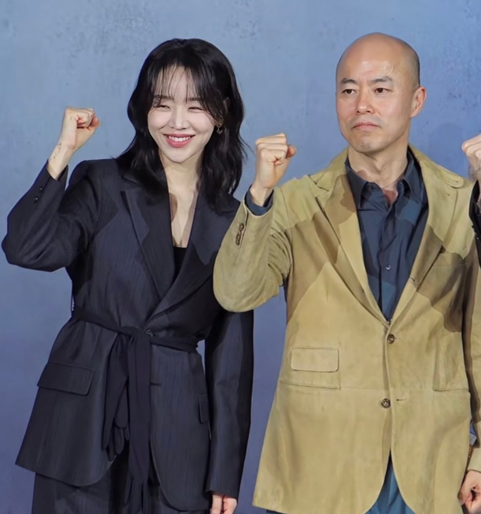 The director of The Art Of Sarah spoke about his confidence in Haesun, saying that the reason the series was so loved was due to her talent and dedication. 

 #TheArtofSarah #ShinHaeSun