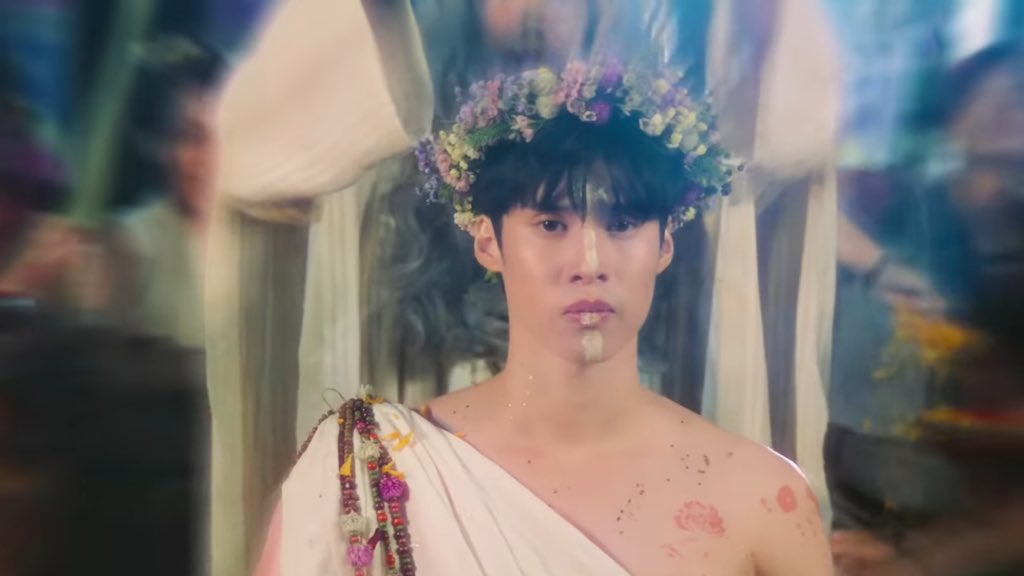 พิธีแรกนาขวัญที่เอามาเปรียบคือมันเป็นการเริ่มต้นฤดูกาลทำนาและเพาะปลูก เพื่อสร้างขวัญกำลังใจให้เกษตรกรไทย โดยเชื่อว่าจะทำให้พืชพันธุ์ธัญญาหารอุดมสมบูรณ์ ซึ่งถ้าเป็นมู่ตานที่กำลังทำพิธีสรงน้ำดอกไม้ให้เกสร (น่าจะฉากนี้) ก็เปรียบได้ประมาณว่า