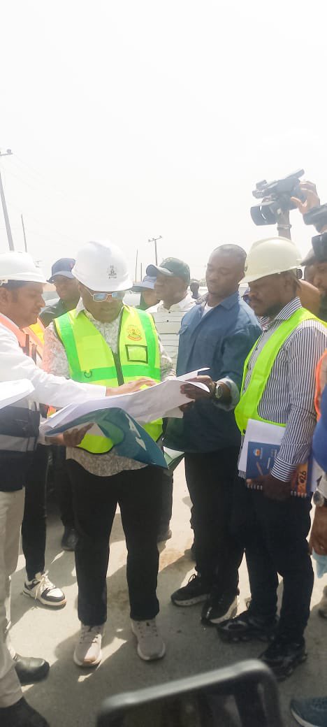 iamAhmadOlolu's tweet photo. Minister of Works, David Umahi, is on the ground inspecting the Enugu–Onitsha Expressway. Finally, accountability in action! Maybe some critics will stop doubting the FG and see that Nigeria’s roads are getting the attention they deserve. 🇳🇬🚧 #ProgressInAction #FGWorks” https://t.co/PGMDQMtpj7