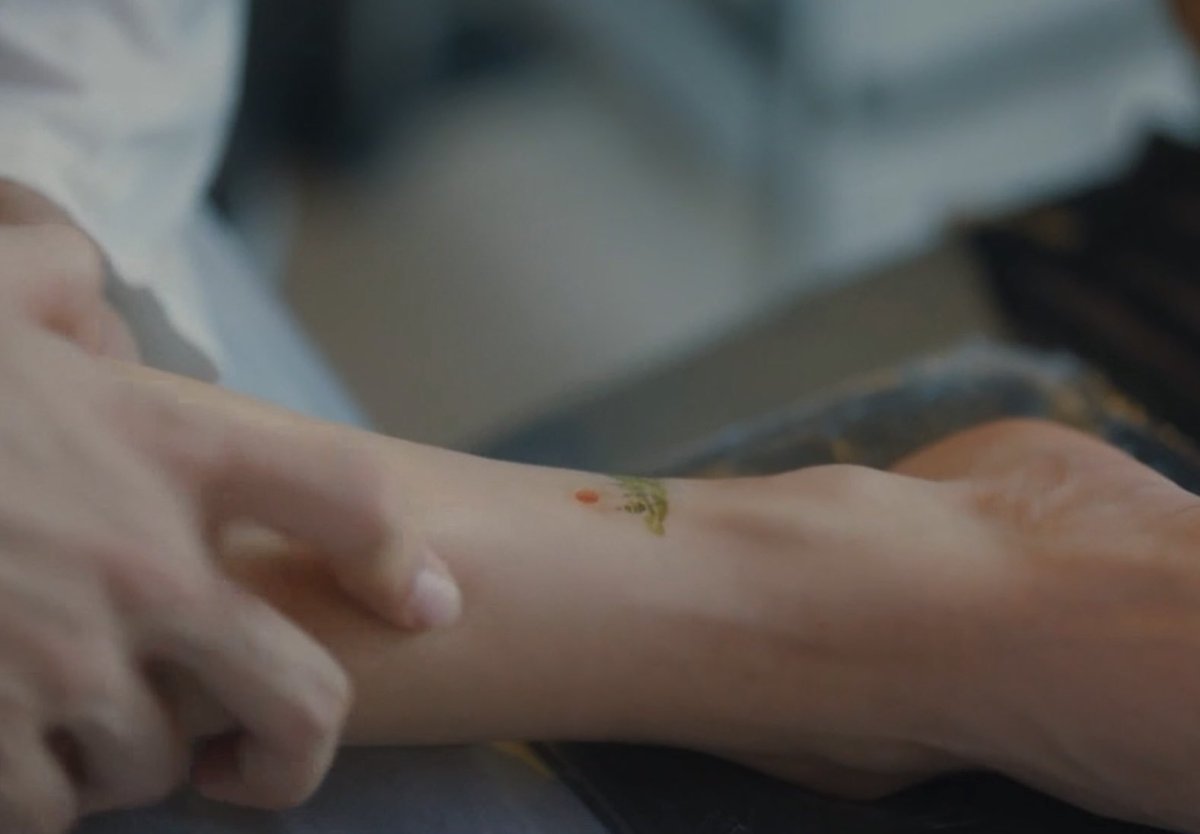 ตอนอ่านนิยายชอบฉากนี้มาก ตอนด้วงให้ฉินเลือกลายแล้วฉินเลือกพระจันทร์ 

“ผมเลือกลายพระจันทร์ไม่ใช่เพราะผมชอบ แต่เพราะเขาเหมาะกับพระอาทิตย์”

ฉินคือใส่ใจด้วงมากนะ วิธีแสดงความรักขอฉินโคตรโรแมนติก 

DUANG WITH YOU EP5
#ด้วงกับเธอEP5