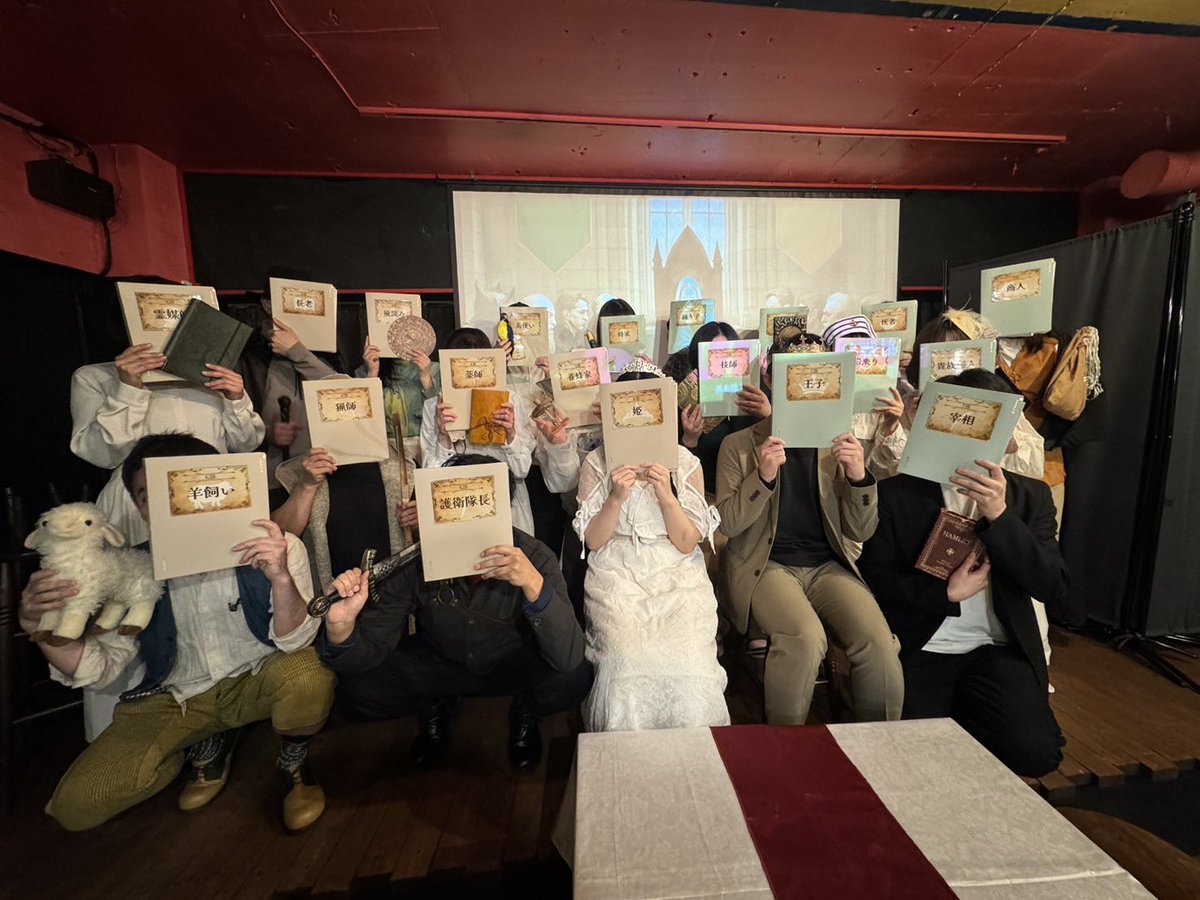 moromyfx's tweet photo. 芝居仲間に誘われて20人のマーダーミステリーに参加しました。

いわゆるロールプレイングなんだけど、演劇やってない人でも上手い人もいて、僕は謎解きのほうはさっぱりなのでそこまでどっぷりする事はないだろうけど、これにハマる人が多いのも分かる気がする。 https://t.co/m7gSsJygfT