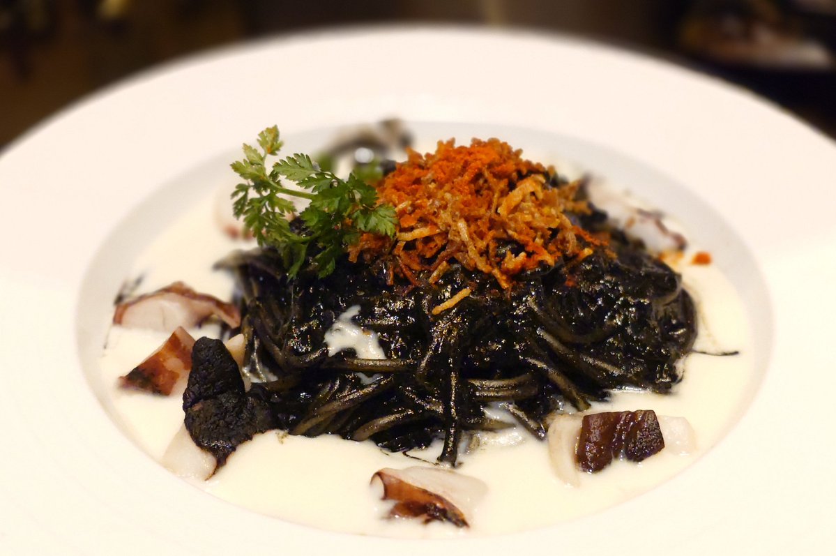 グラサイキッチン来た！想像以上に白多めな気がする！ファーさんのパスタ。もっと真っ黒なのかと勝手に思っていた