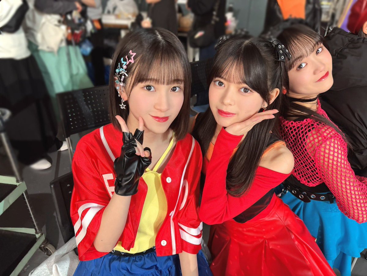Rosy_Chronicle's tweet photo. 「なんとかなるでしょ」MV公開中！
▶︎https://t.co/OWYJ0aSbrz

MV撮影中の4コマ写真を
#おとどけロージー ♡

#ロージークロニクル #ハロプロ https://t.co/xQVcrdDTOE