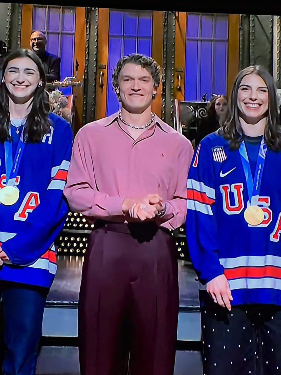 LegendaryLade's tweet image. Actor Connor Storrie wears Saint Laurent SS26 for his #SNL opening monologue! 🔥

#HeatedRivalry #SaturdayNightLive #NHL