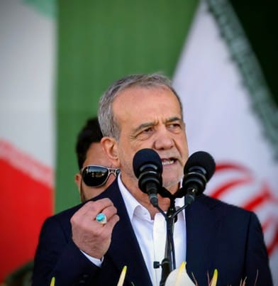 Tres altos cargos iraníes, entre ellos el presidente Masud Pezeshkian, se encargarán de la transición en Irán tras la muerte en ataques estadounidenses e israelíes del líder supremo Alí Jamenei, anunció la televisión estatal citando a un asesor del ayatolá.

El triunvirato estará