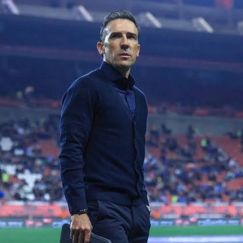 Tenia muchas expectativas de ver al Emelec de Vincente Sánchez, y aun asi logro sorprenderme. No lleva ni 1 mes entrenando al equipo y llego al pais cuando Emelec no tenía más de 9 jugadores, pero desde que arrancó el partido se vio un Emelec diferente, un equipo que presento por