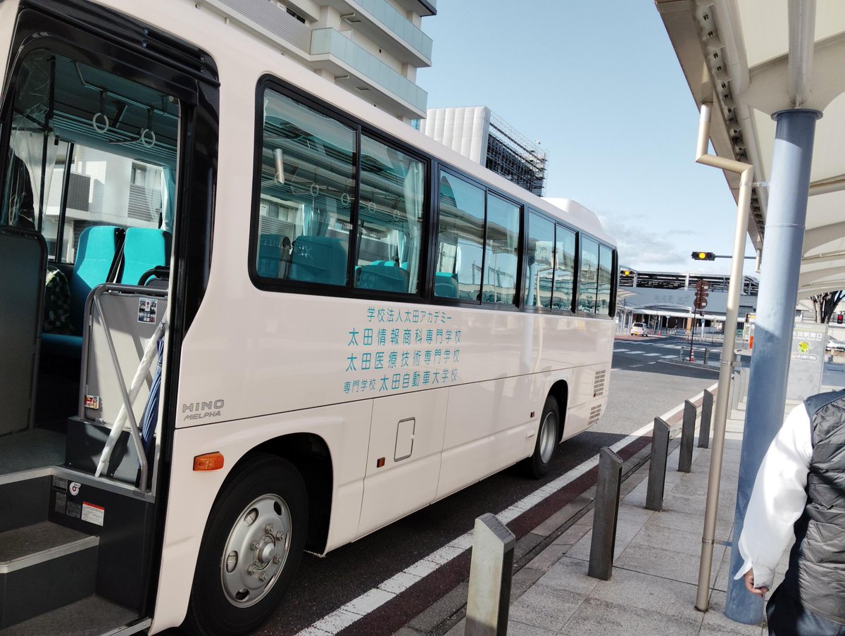 otasotsuten's tweet photo. ＼バス駐車場のご案内／
本校への直通バスは太田駅南口バス乗り場4番をご利用ください！
#卒業制作展 https://t.co/IfM3t8qnGq