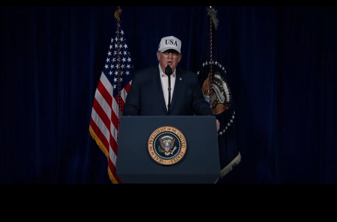 Ayer a la noche Trump fue filmado en una fiesta en Mar a Lago hasta bien entrada la noche, y sorprendió cuando se despidió de sus invitados diciendo "me voy a trabajar" entrando en la madrugada.

Viendo como está vestido en las fotos del Situation Room (mismo saco, misma gorra