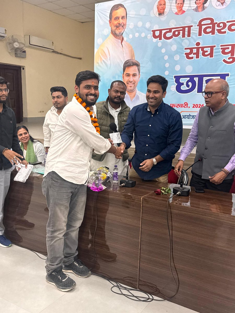 Ajay_reporter's tweet photo. पटना यूनिवर्सिटी छात्र संघ के चुनावी इतिहास में अध्यक्ष पद पर पहली बार NSUI की ऐतिहासिक जीत हुई है। अध्यक्ष पद पर शांतनु शेखर ने जीत दर्ज की है। एक ऐसे प्रदेश में जहां लगभग चार दशक से कांग्रेस सत्ता से बाहर है वहां अगर पटना यूनिवर्सिटी में कांग्रेस के छात्रसंघ NSUI ने ये कारनामा कर दिखाया है तो युवाओं में कांग्रेस के बढ़ते रुझान को भी दिखाता है। शांतनु शेखर को NSUI में लाने छात्र राजनीति में आगे बढ़ाने और अध्यक्ष पद पर चुनाव लड़ाने का काम NSUI के पूर्व अध्यक्ष वरुण चौधरी ने किया। जीत के बाद नेतृत्व ने वरुण को इस जीत के लिए शाबाशी भी दी है..