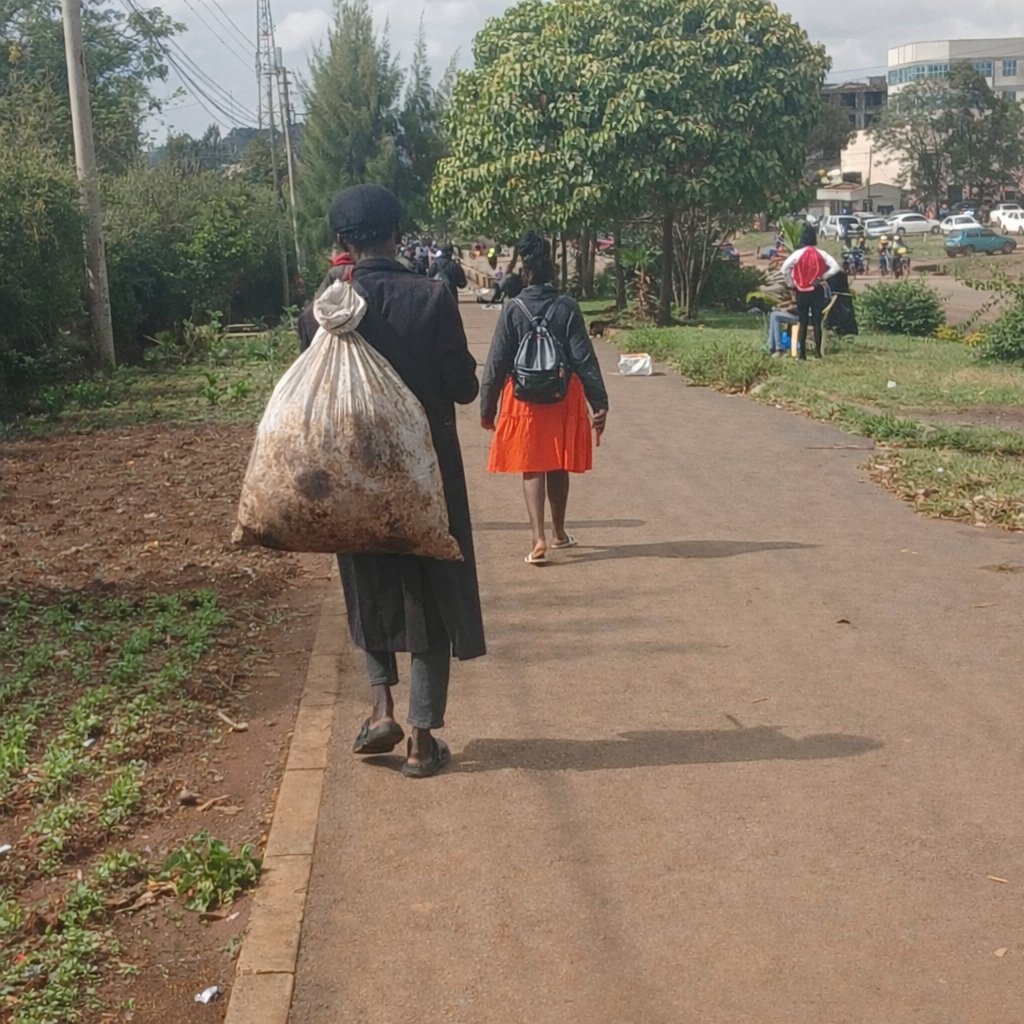 kichwa_'s tweet photo. Unaeza dhania hawa chokosh wamebeba taka taka kumbe they are moving guns,drugs and dead bodies, ogopa hii Kanairo https://t.co/STNeHMzsBy