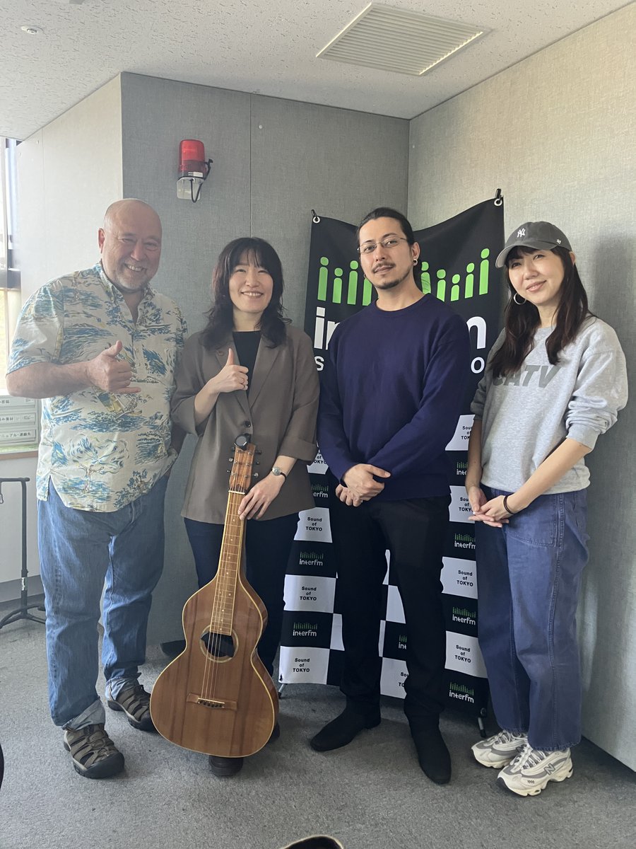 InterFM897_Lazy's tweet photo. Lazy Friendは、アコースティックギターとスライドギター、ラップスチールギターで弾き歌うアーティスト、Tommy Dawnさんでした!
かっこいいスタジオライブありがとうございました✨✨
ジャケットなどをデザインされた万年筆画家のJay Thirteenさんも一緒に📸
#lazy897 #interfm https://t.co/LSm1QaFFbb