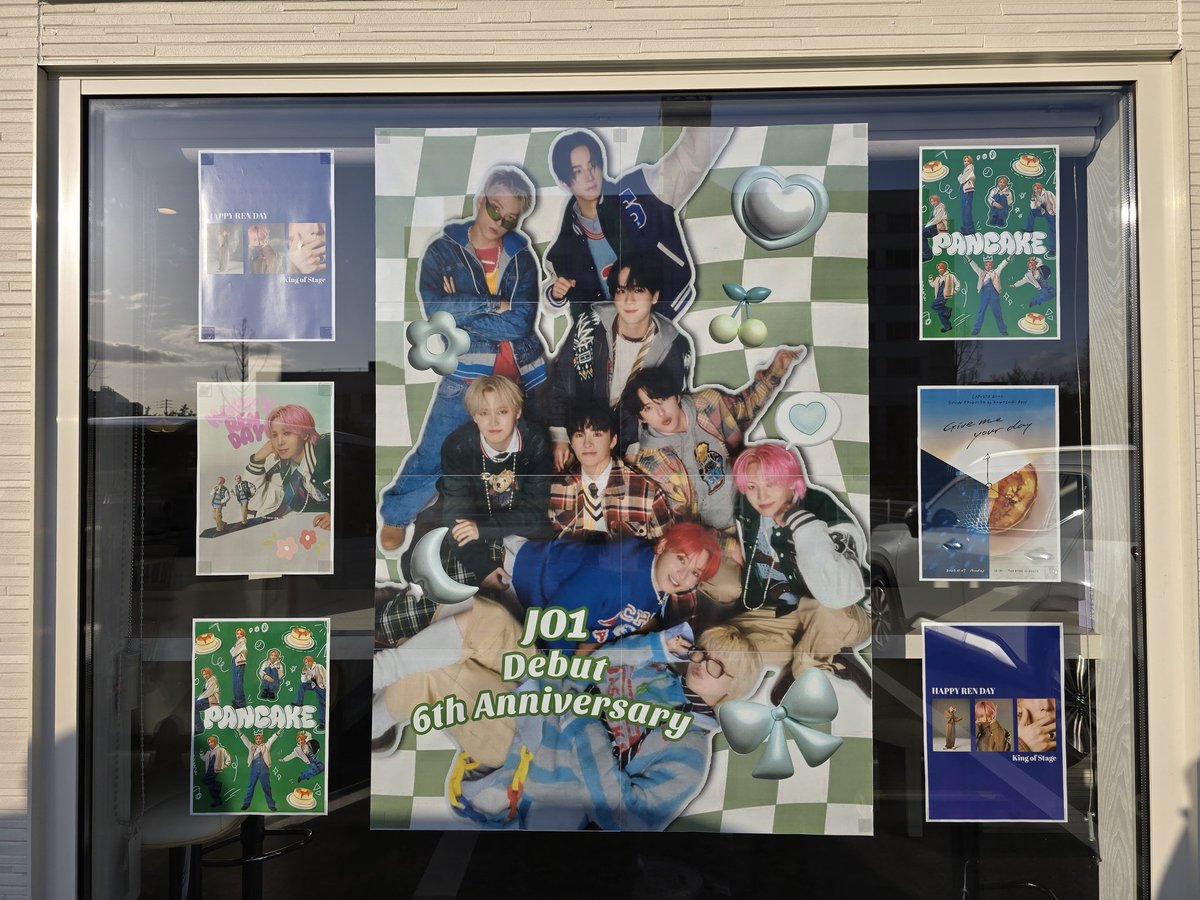 宇多津町のカフェノウルさんでセンイルイベント開催中です💙
(ファンダム様とは別企画になります)

蓮くんカップスリーブ&amp;ステッカー🦊
JO1の6周年のオリジナルカプホル&amp;ポストカードもあります🌈

店内装飾も是非見に来てください♪

JAMさんのご来店お待ちしております❤︎

 #川尻蓮
 #JO1