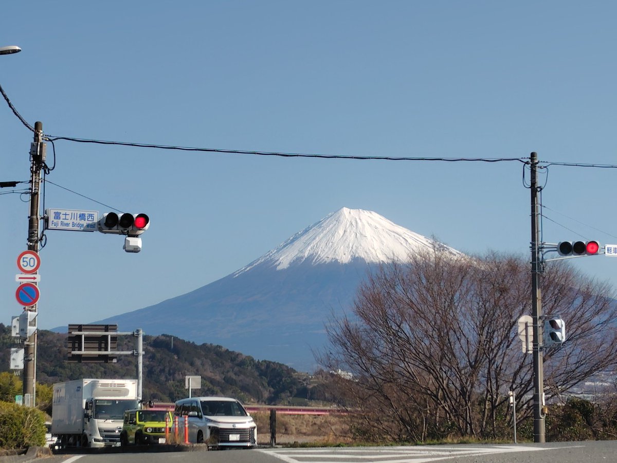 cpe51's tweet photo. 富士山にしっかり雪が積もって綺麗だった🗻
最近はうっすらしか積もらないのでここまで綺麗なのはひさびさ🗻 https://t.co/oVbsoLdtfD