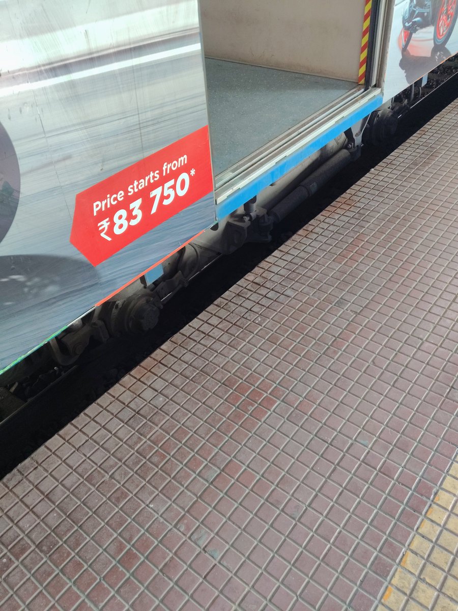 bhavyavampi's tweet photo. Safety issue in Central Railway AC locals 🚨

Big height &amp; gap difference between platform and train at Dombivli, Mulund &amp; Ghatkopar.
Very risky during rush hour, especially for elderly &amp; kids.
Please inspect and fix urgently.
#MumbaiLocal #PassengerSafety
@RailMinIndia https://t.co/MctKoTOGN3