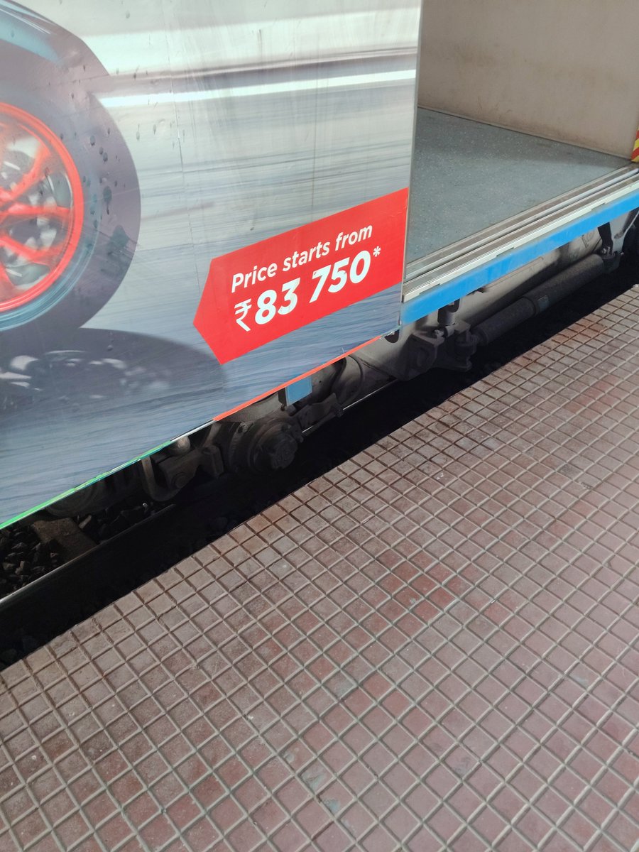 bhavyavampi's tweet photo. Safety issue in Central Railway AC locals 🚨

Big height &amp; gap difference between platform and train at Dombivli, Mulund &amp; Ghatkopar.
Very risky during rush hour, especially for elderly &amp; kids.
Please inspect and fix urgently.
#MumbaiLocal #PassengerSafety
@RailMinIndia https://t.co/MctKoTOGN3