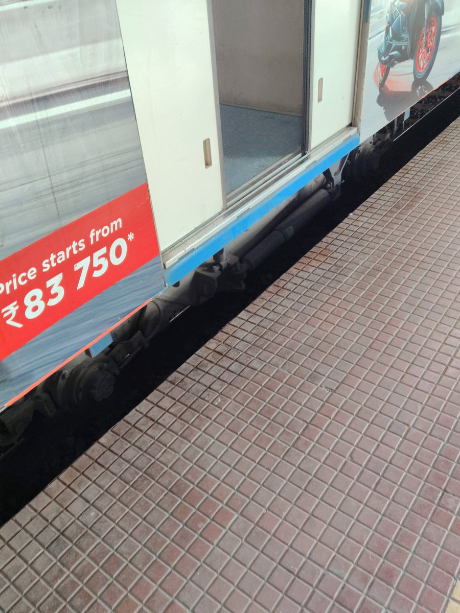bhavyavampi's tweet photo. Safety issue in Central Railway AC locals 🚨

Big height &amp; gap difference between platform and train at Dombivli, Mulund &amp; Ghatkopar.
Very risky during rush hour, especially for elderly &amp; kids.
Please inspect and fix urgently.
#MumbaiLocal #PassengerSafety
@RailMinIndia https://t.co/MctKoTOGN3