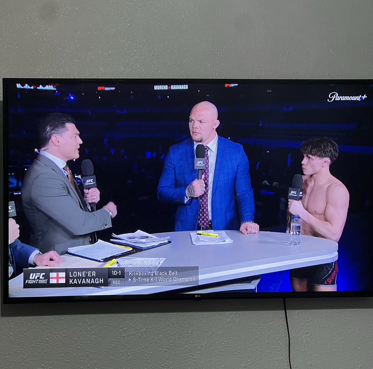 rev2hands's tweet image. WHY DOES KAVANAGH LOOK SO TINY😭 #UFCMexico