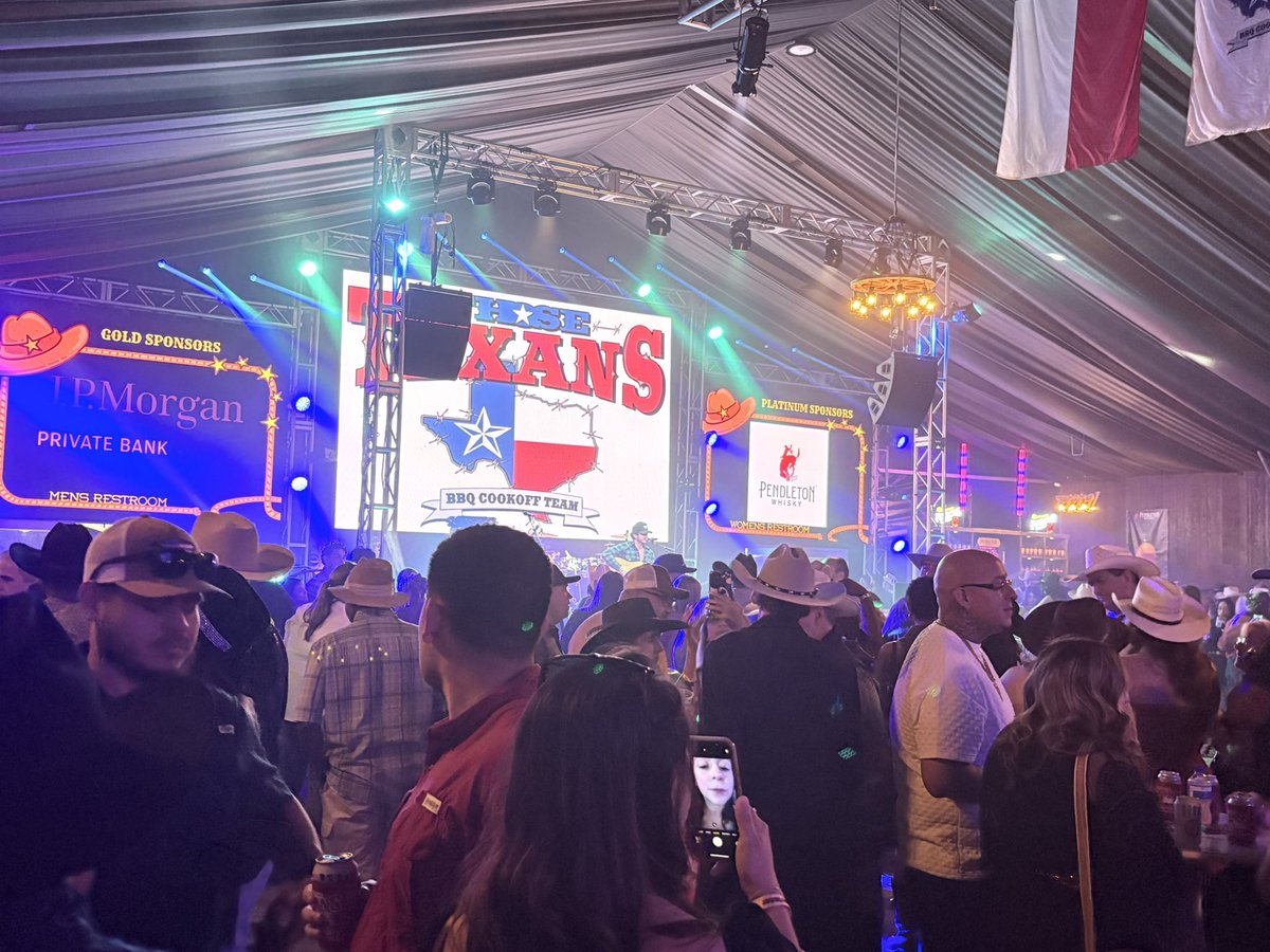 ria_g8's tweet photo. Always a great time with Those Texans 🤘🏻ACS rocks ✅ https://t.co/j7mwJD2Ak5