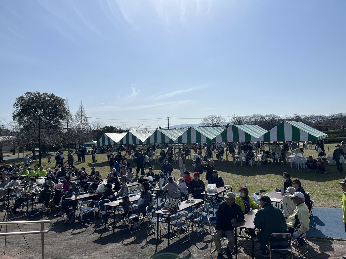 hirocrescent's tweet photo. 大刀洗公園で開催された第2回レタスフェスタ！
絶好の祭り日和の天気で気持ちよく歌わせて頂きました！
お土産にサニーレタスもゲット！

#シンガーソングライター
#Hiro
#福岡
#大刀洗町
#レタスフェスタ
#大刀洗町応援大使 https://t.co/C7cW3lYpCT