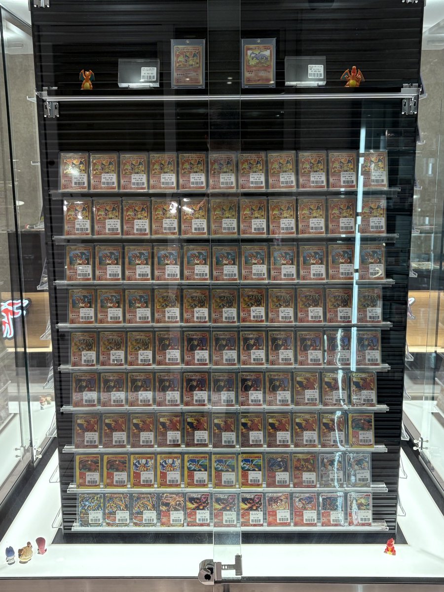 コレクションカード専門店にて、 リザードンコーナー設置しております