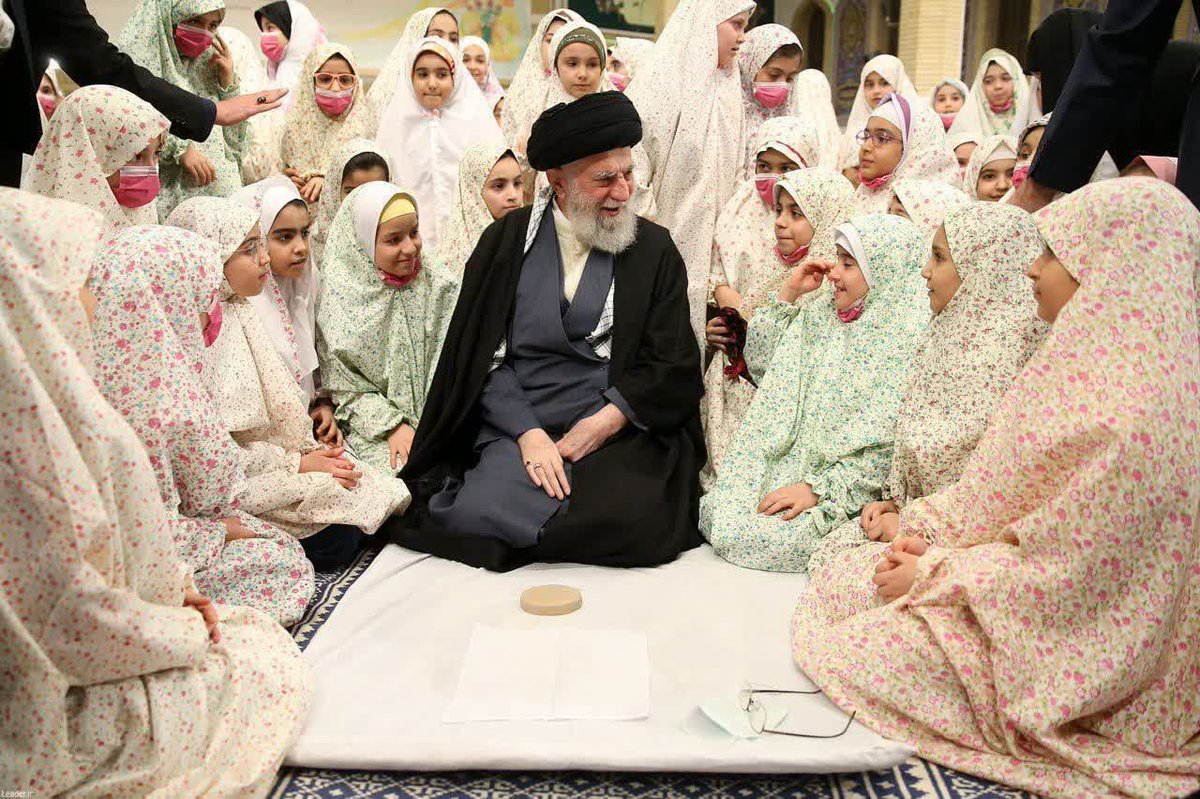 sadafafag736's tweet photo. این تصویر بهشتی را یادتان هست؟
دوباره تکرار شد
این‌بار در خود بهشت...رهبر ش هی دمان با دختران ش هی دش از دیارمیناب 
پدر پشت و پناه دخترانش
#یا_منتقم https://t.co/dg6D2e1eID