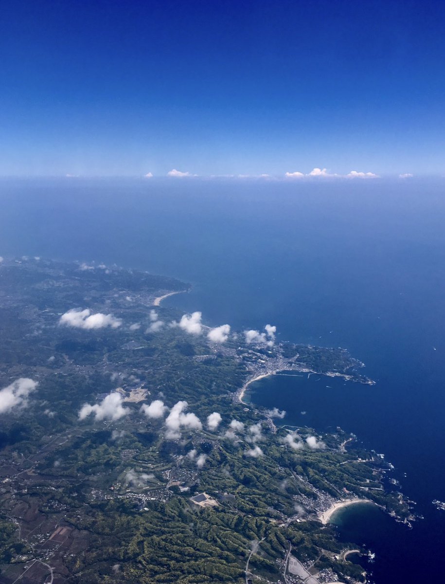 .
.
.
遠い国の出来事のはずなのに、
空が止まり、旅が止まり、日常まで揺れている。

ロシア上空も飛べず、南回りも止まり、
ただ安心して出かけたいだけなのに、それすら簡単じゃない。

平和が当たり前じゃなかったことを思い知る今、

また自由に空を飛べる日が来ますように....