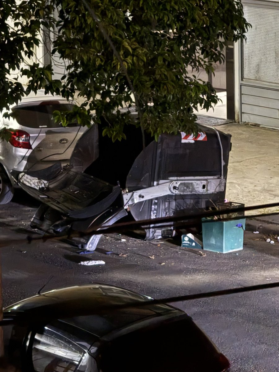 Galicia y Terrada (Caba).  Alrededor de las 00hs un camión de la empresa Solbayres arrancó los cables de la calle, dejó caer el contenedor y se dio a la fuga en lugar de resolver el problema. Una persona en moto paso por el lugar y al no ver los cables que atravesaban la calle se