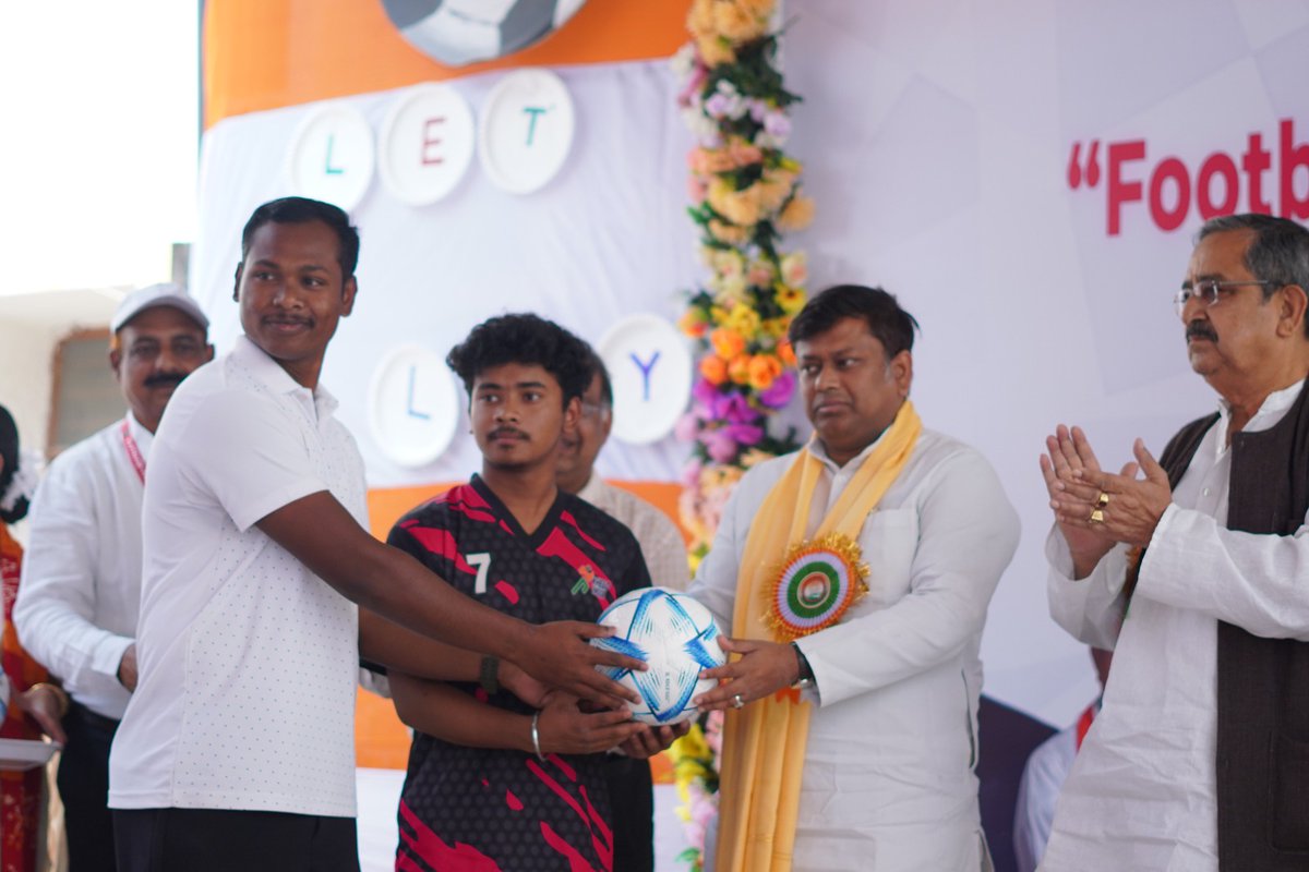KVS_HQ's tweet photo. Hon’ble MoS for Education, Govt. of India, Dr. Sukanta Majumdar, distributed footballs at #PMSHRI Kendriya Vidyalaya Dakshin Dinajpur (Balurghat) under F4S – Football for Schools on 28 Feb 2026, fostering fitness and holistic development. ⚽
#F4S #FootballForSchools #KVS https://t.co/tm29HgMSey