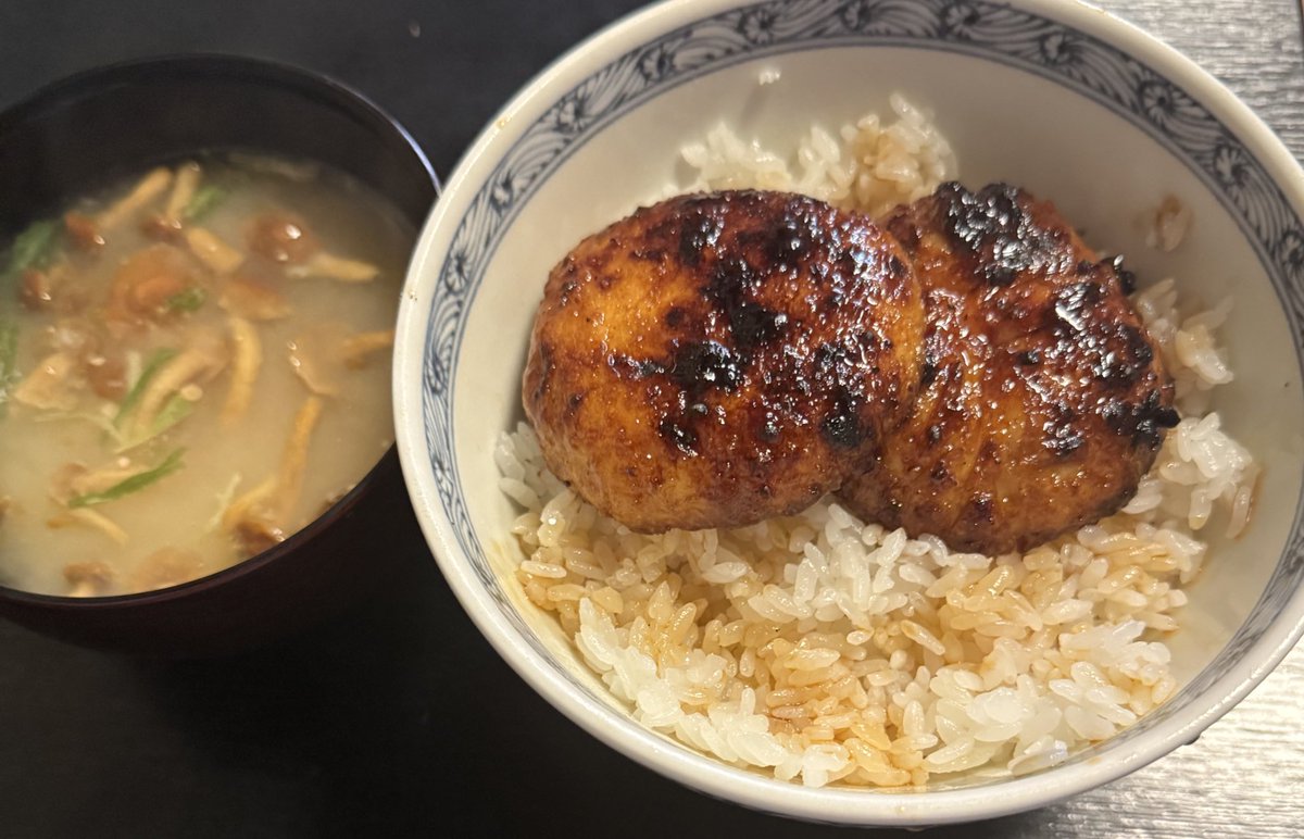 今日の賄いは
蒲焼丼
竹徳の蟹しんじょうを
うなぎのタレで焼いたら
不味いわけが無い