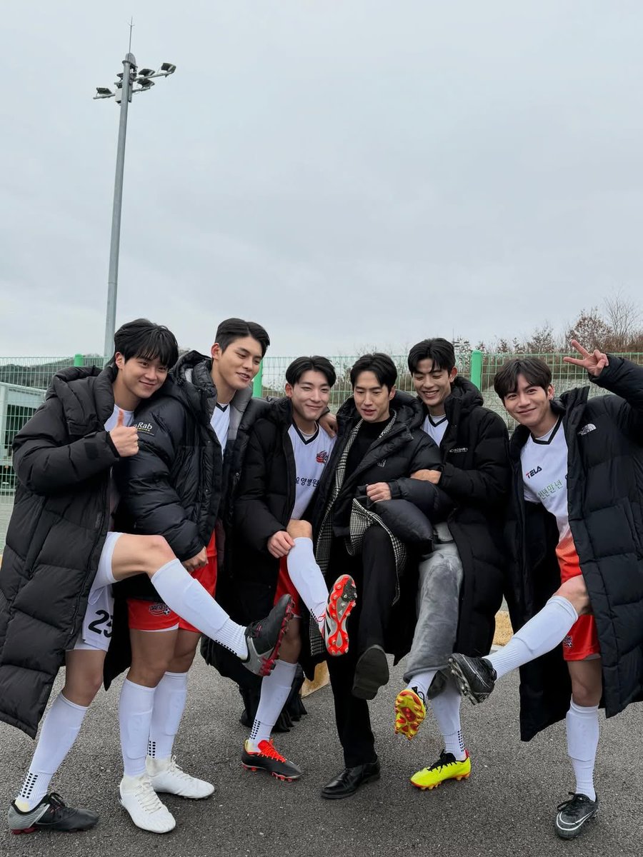 for 로몬이 tweet media