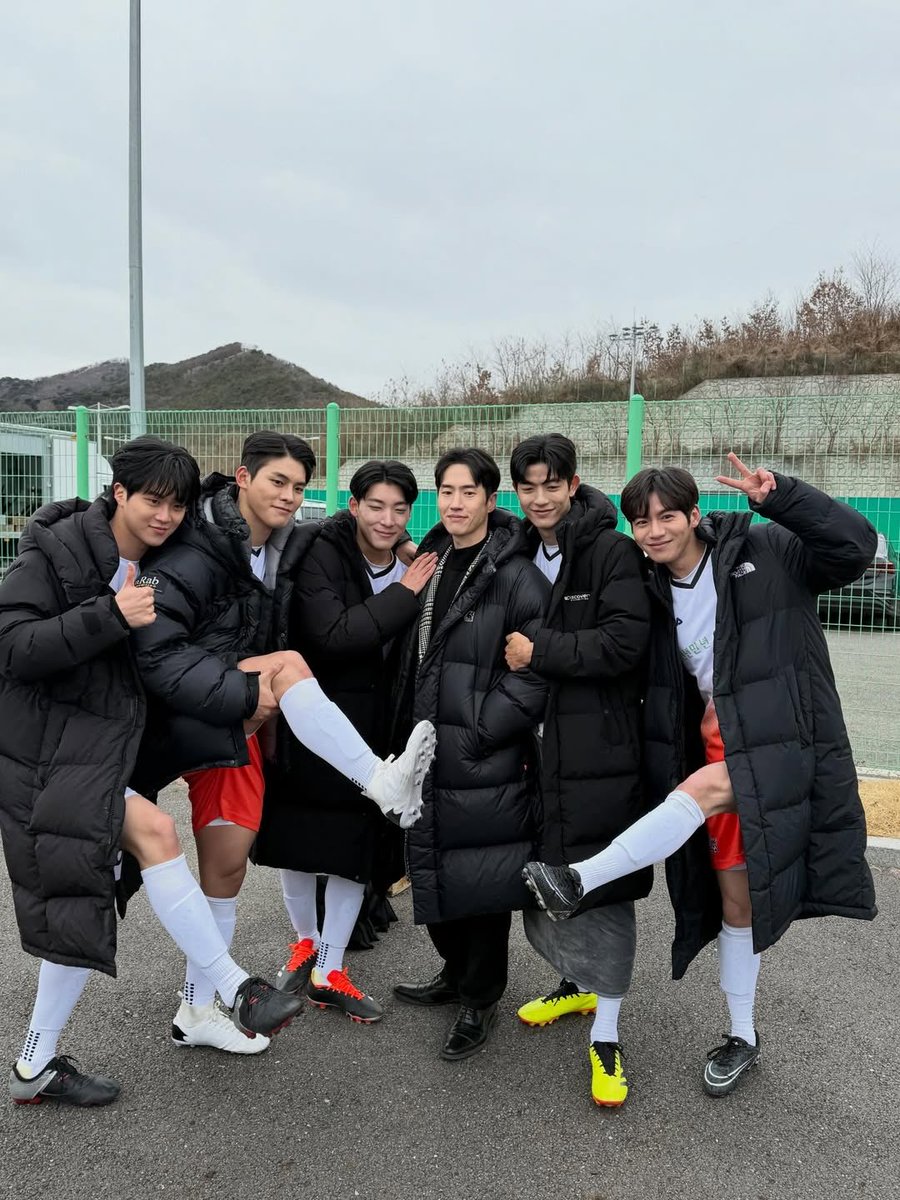 for 로몬이 tweet media