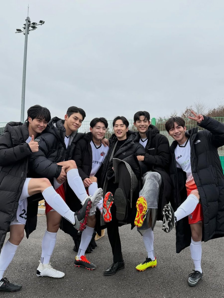 for 로몬이 tweet media