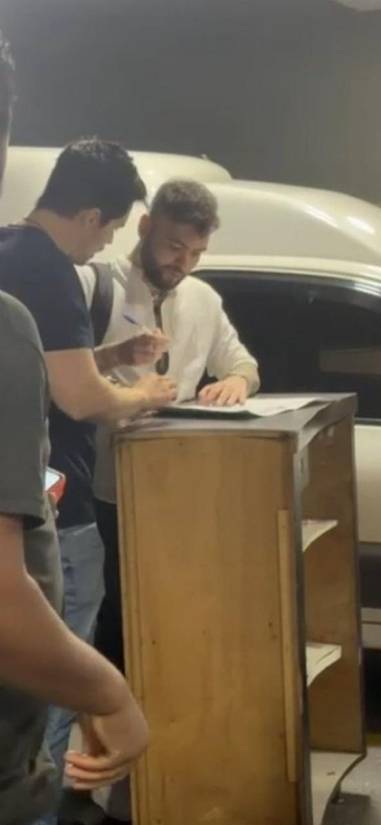 Jakelyneloiola_'s tweet photo. Grande dia! 
O "humorista" Tiago Santineli, ao desembarcar no Brasil, foi indiciado pelos crimes de ameaça e incitação ao crime contra o deputado Nikolas Ferreira. https://t.co/VnWX8wVila