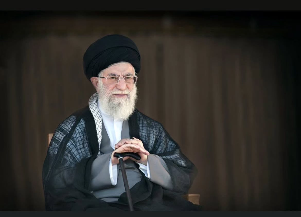 عزیزدل ما

راه حسین (ع) را برگزیدی
و برای ما از خودت گذشتی
این خون شفابخش است
چون در امتداد کربلاست…

عزیزدل ما

یه مولایمان علی(ع) سلاممان را برسان
دیگر آسوده شدی از این دنیای بی‌وفا
یاعلی‌جان رهایمان نکن که همواره مقتدای ما تویی…