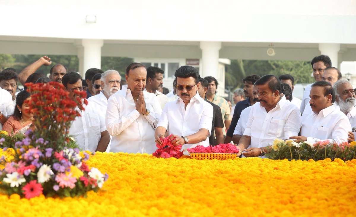 Udhaystalin's tweet photo. மாண்புமிகு முதலமைச்சர் @mkstalin அவர்கள் தம் பிறந்த நாளை முன்னிட்டு, பேரறிஞர் அண்ணா - முத்தமிழறிஞர் கலைஞர் நினைவிடங்களில் மலர் தூவி மரியாதைச் செலுத்திய நிகழ்வில் நாம் பங்கேற்றோம். நம் முதலமைச்சர் அவர்கள் தலைமையில் மீண்டும் திராவிட மாடல் ஆட்சி அமைக்க உறுதியேற்றோம். #HBDCMMKStalin https://t.co/NAu41H63am