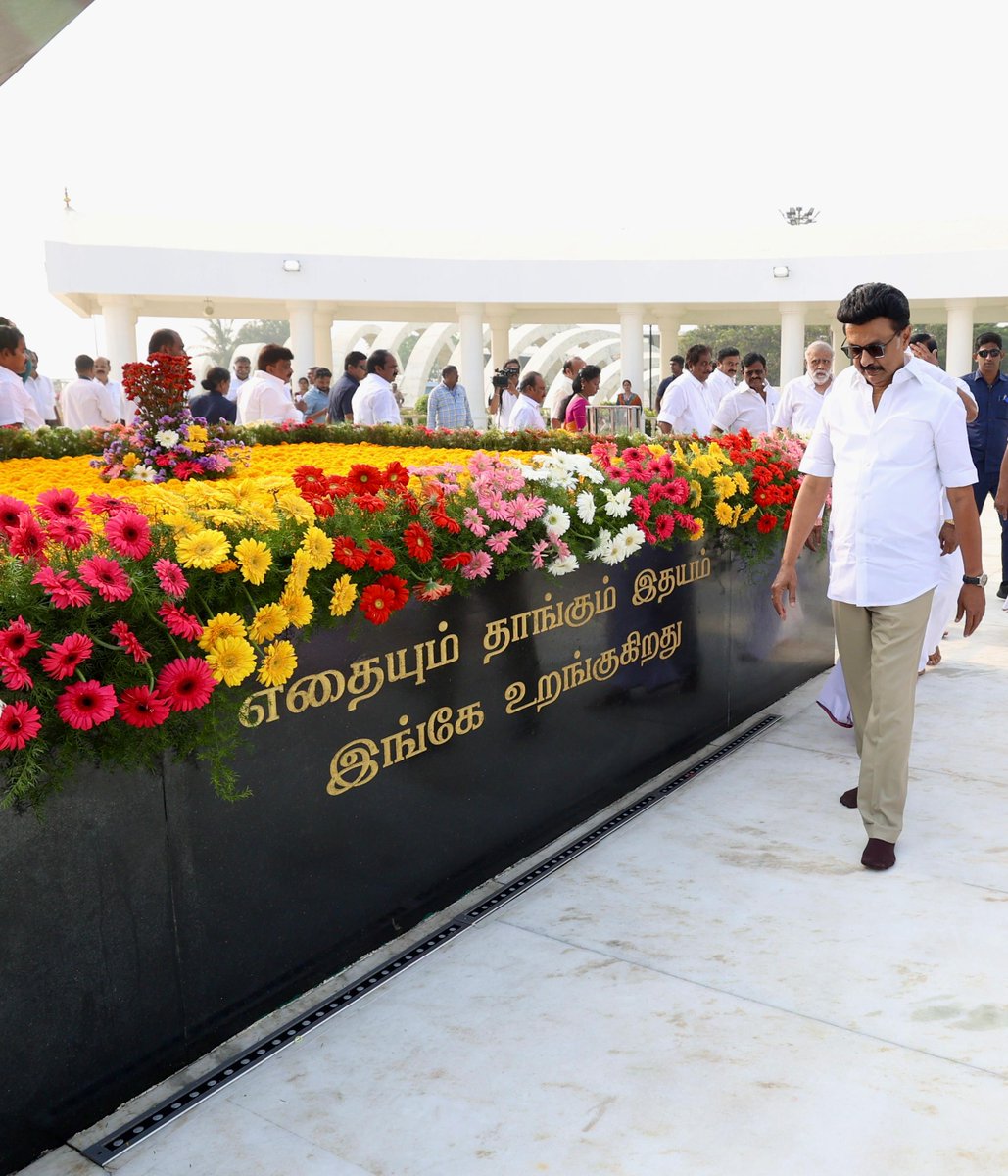 Udhaystalin's tweet photo. மாண்புமிகு முதலமைச்சர் @mkstalin அவர்கள் தம் பிறந்த நாளை முன்னிட்டு, பேரறிஞர் அண்ணா - முத்தமிழறிஞர் கலைஞர் நினைவிடங்களில் மலர் தூவி மரியாதைச் செலுத்திய நிகழ்வில் நாம் பங்கேற்றோம். நம் முதலமைச்சர் அவர்கள் தலைமையில் மீண்டும் திராவிட மாடல் ஆட்சி அமைக்க உறுதியேற்றோம். #HBDCMMKStalin https://t.co/NAu41H63am
