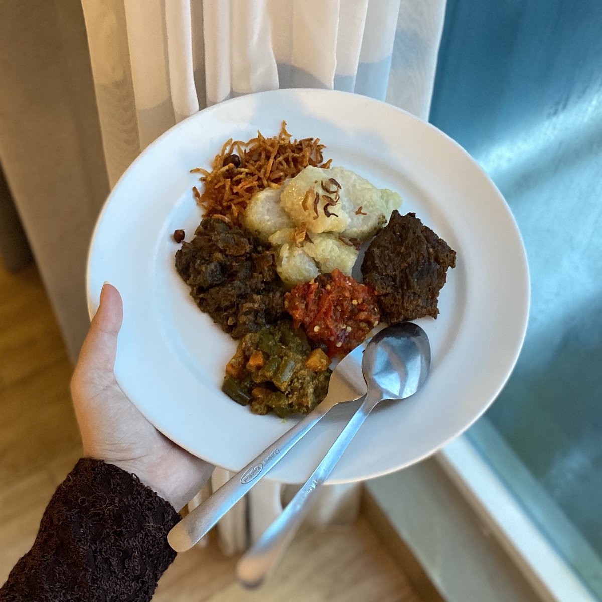 soeasha's tweet photo. hereee iss! pindang tulang, dimsum roll??,  makanan lebaran (syattah kurma, rendang, dendeng basah, sambel goreng, kentang mustofa, n ketan?), tekwan🫶🏻🫶🏻🫶🏻😋 https://t.co/csEnHioWTL