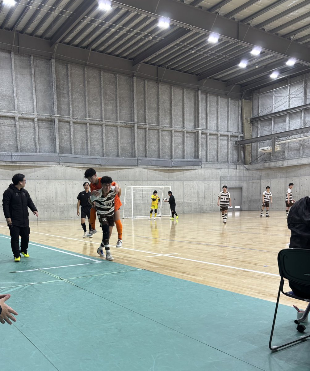 jfnfutsal's tweet photo. 準決勝第1試合　前半終了
府中アスレティックFC（関東）1-2　ペティロッソ香芝（関西）

写真は負傷した相手チームを助ける府中の選手。
素晴らしいフェアプレー。
#高校生フットサル
#施設連盟選手権 https://t.co/xnE4ePPLSq