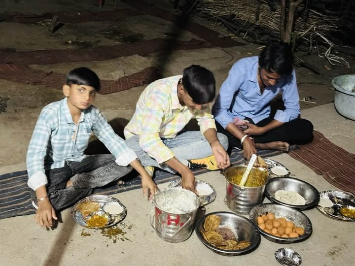 पनीर। बहुत पहले की बात नहीं है। यही 15–20 साल पहले पनीर लग्जरी खाना हुआ करता था। मैं यहां गांवों की बात कर रहा हूं। मुझे याद है, तब शादी, तिलक जैसे खास आयोजनों में पनीर की सब्जी बनाने की डिमांड रखी जाती थी। पहले सूखी और रसेदार सब्जी चलती थी। बाद में पूड़ी, कचौड़ी के दौर के बाद