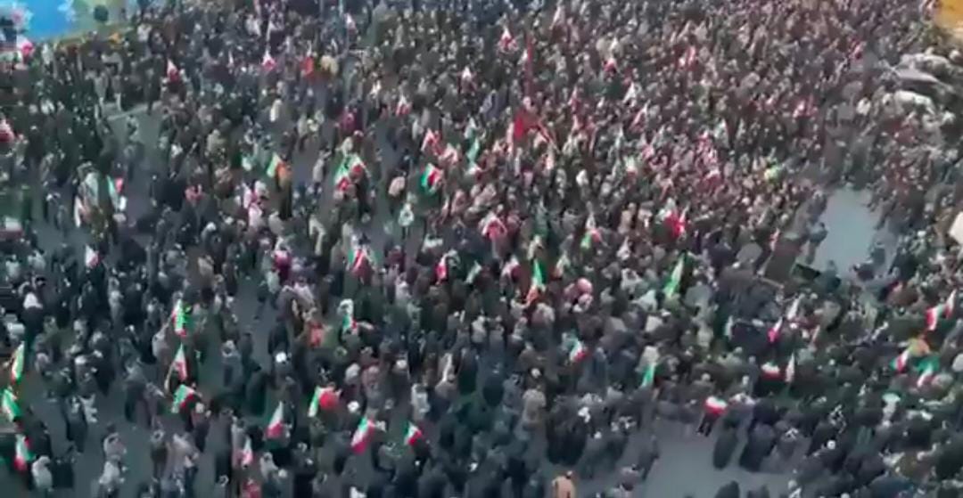 ईरान में 86 साल के Ayatollah Khamenei के मौत की खबर सुनकर कुछ लोग इस्लामिक आजादी का जश्न मना रहे 

तो दूसरी तरफ कई लोग रोते और भावुक दिखे।

Ayatollah Khamenei को झुकाने के लिए एक तरफ इजराइल जो अमेरिका का सहारा लेकर उनपर हमले करवाता रहा लेकिन Khamenei को झुका नहीं पाया।

Khamenei